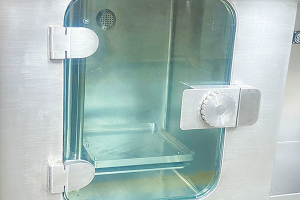 Cell culture isolator
